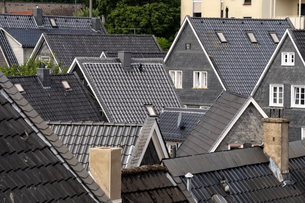 Steep roof eaves and gutter lines on houses in Tyler, TX